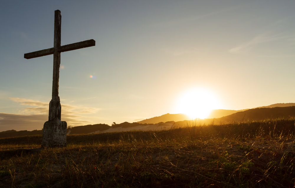 Cross in front of sunset in Florianópolis, SC, Brasil