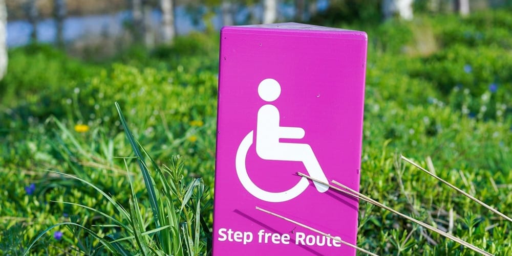 Sign pointing to step free route